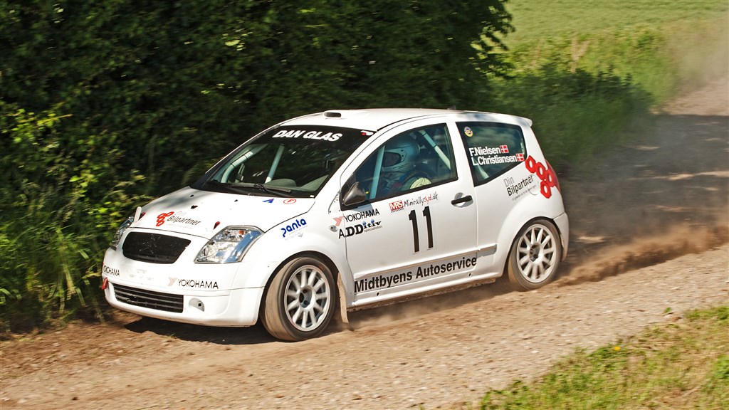 Frank Nielsen og Louise Bang Christiansen på en af de udfordrende grusveje på Sydfyn.
(Foto: Rallypics.dk - Viggo Johansen)